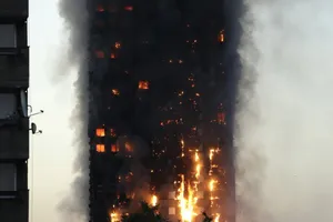 Khói lửa bao trùm tòa nhà Grenfell Tower ở London, Anh, ngày 14-6-2017. Ảnh: AP