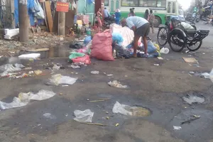 Bãi rác giữa Bến xe Chợ Lớn