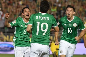 Lozano (trái) đang cùng các đàn anh tạo nên một Mexico đầy biến hóa trong lối chơi