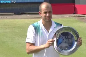 Gilles Muller và chiếc đĩa bạc vô địch Ricoh OpenKarlovic hối tiếc khi đánh trái tay bằng... 1 tay