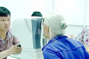 Mang ánh sáng đến người nghèo