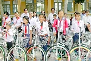 50 xe đạp tặng học sinh nghèo, hiếu học