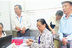 Người dân TPHCM nhận lương hưu và trợ cấp BHXH tại bưu điện  