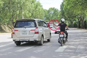 Cò đặc sản bám theo du khách để chèo kéo về điểm mua đặc sản trên đường Phù Đổng Thiên Vương, TP Đà Lạt