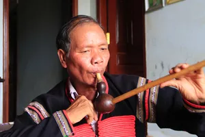               Nghệ nhân Y Wang vừa chơi nhạc cụ truyền thống, vừa hát sử thi Đam San. Ảnh: CÔNG HOAN