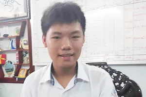 Nguyễn Khoa Bảo tại văn phòng  Trường THPT Nguyễn Huệ, TP Huế