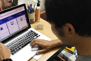 Người dân có thể ở bất cứ nơi nào thuận tiện để nộp hồ sơ xin cấp phép xây dựng qua mạng. Ảnh: Huy Anh