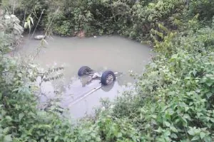 Hiện trường nơi chiếc xe bị lật khiến 2 cán bộ tử vong