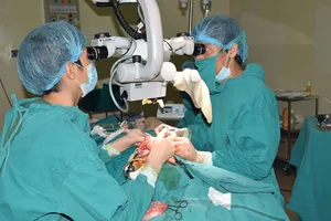 Các bác sĩ chuyên ngành ung thư và phẫu thuật tạo hình của Bệnh viện K đang phẫu thuật tạo hình thành công 1/2 lưỡi và sàn miệng bằng vạt đùi trước ngoài vi phẫu cho bệnh nhân D