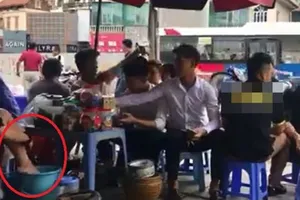 Hình ảnh cô gái lấy nước rửa chân pha trà đá được đăng tải trên mạng xã hội. Ảnh được cắt từ clip