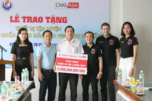 Trao tặng thiết bị tập luyện thể dục thể thao cho Trung tâm huấn luyện và đào tạo vận động viên thể dục thể thao Đà Nẵng. Ảnh: NGỌC PHÚC