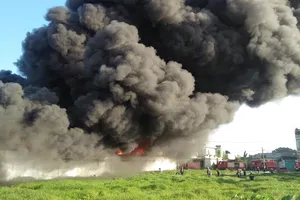 5 giờ chống chọi đám cháy kinh hoàng tại nhà xưởng rộng 3.000m² ở Bình Chánh