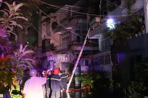 Lực lượng PCCC tiếp cận đám cháy ở tầng 1