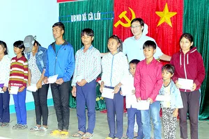Các học sinh hộ nghèo người dân tộc Chăm ở xã Cà Lúi (huyện Sơn Hòa, tỉnh Phú Yên)  nhận học bổng của Báo SGGP. Ảnh: VÂN KHANH