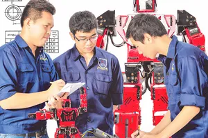 Sinh viên Trường ĐH Nguyễn Tất Thành trong giờ thực hành