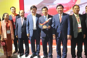 Bộ trưởng bộ Văn hóa, Thể thao và Du lịch Nguyễn Ngọc Thiện; Chủ tịch UBND TPHCM Nguyễn Thành Phong cùng các lãnh đạo ghé thăm gian hàng Vietjet 