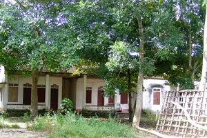 Phân trạm Y tế Cao Vều bỏ không