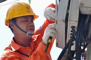 Công nhân ngành điện kiểm tra, sửa chữa hệ thống lưới điện phân phối. Ảnh: VGP