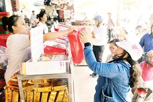 Mua bánh trung thu tại cửa hàng bánh Như Lan, quận 1, TPHCM. Ảnh: CAO THĂNG