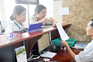   Doanh nghiệp nêu thắc mắc cần giải đáp với nhân viên Cục thuế TPHCM. Ảnh: THÀNH TRÍ