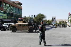 Nhân viên an ninh Afghanistan đang đứng canh giữ gần nơi xảy ra vụ tấn công tự sát nhằm vào một nhà thờ Hồi giáo Shiite ở Kabul vào ngày 25-8-2017