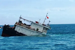 Quảng Ninh: Va chạm liên hoàn trên biển, 1 tàu chờ than bị chìm 