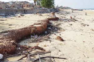 Con đường và bến cá ở xã Nhân Trạch đã bị đánh sập xuống biển