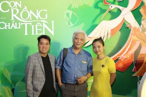 Anh Hùng Võ (thứ Nhất bên trái) - Giám đốc dự án phim hoạt hình “Con Rồng Cháu Tiên”