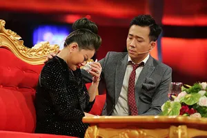 Lê Giang khóc khi chia sẻ với Trấn Thành trong "Sau ánh hào quang" có nhắc đến chuyện bị chồng cũ là diễn viên hài Duy Phương "liệng từ cầu thang xuống" đã gây ảnh hưởng rất lớn đến uy tín, danh dự của ông. Ảnh: ĐÔNG TÂY PROMOTION 
