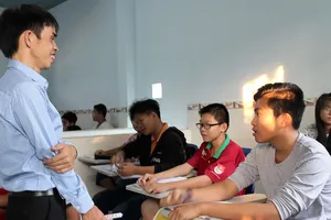 “Thầy” Khánh (đứng) tại lớp học tình thương