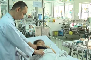 Hy hữu bóng đèn led nằm trong bụng bé trai 6 tuổi suốt 1 năm