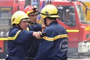 Bất kể giờ giấc nào, đại tá Lê Tấn Bửu (bìa trái) cũng thường xuyên có mặt tại hiện trường  trực tiếp chỉ huy các chiến sĩ chữa cháy 