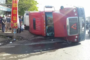 VIDEO: Container lật giữa đường, đè chết một người