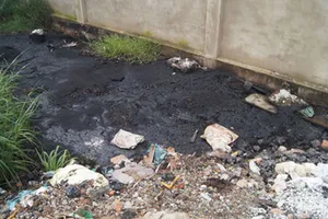 Bắt quả tang doanh nghiệp chôn xỉ thép trái phép