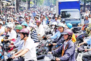 Lao động nhập cư là một trong những nguyên nhân khiến hệ thống giao thông ở TPHCM thường xuyên quá tải. Ảnh: VIỆT DŨNG