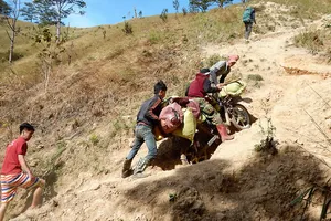  Những hướng dẫn viên trẻ của đoàn phượt tham gia hỗ trợ khách  trong những điều kiện khó khăn