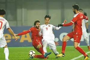 Hậu vệ Syria ngăn cản pha tấn công của Văn Toàn