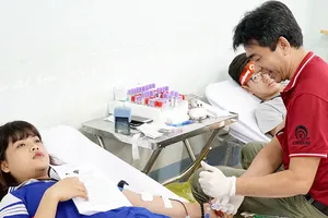 Người dân tham gia hiến máu tình nguyện