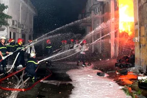 Cảnh sát chữa cháy tại Công ty cổ phần Kho vận miền Nam Sotrans, 1B Hoàng Diệu, phường 13, quận 4