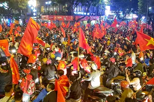 Các CĐV TPHCM xuống đường mừng chiến thắng của U.23 Việt Nam trước U.23 Qatar. Ảnh: DŨNG PHƯƠNG