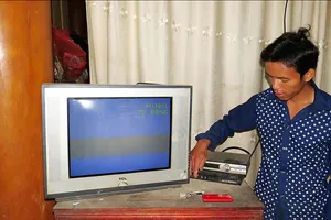 Trần Xuân Lành, người Rục, chỉnh tivi xem bóng đá