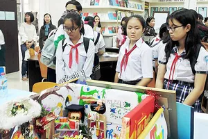 Học sinh tham quan các mô hình sáng tạo được triển lãm tại Hội thi “Lớn lên cùng sách”