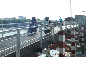 Cầu bằng sắt Hiệp Ân 2 trên đường Nguyễn Duy, quận 8, TPHCM. Ảnh: CAO THĂNG