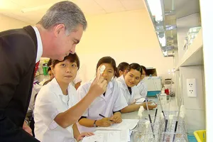 Sinh viên Trường ĐH Quốc tế (ĐH Quốc gia TPHCM) trong giờ thực hành với  giảng viên  nước ngoài 