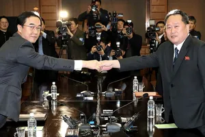 Bộ trưởng Thống nhất Hàn Quốc Cho Myoung-gyon (trái) và Chủ tịch Ủy ban Thống nhất Hòa bình Triều Tiên Ri Son-gwon (phải) tại cuộc đối thoại cấp cao liên Triều ở làng đình chiến Panmunjom ngày 29-3. Nguồn: Yonhap