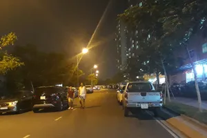 Đường giao thông nội bộ chung cư Sunview Town  bị ô tô chiếm dụng đậu xe thành 3 hàng