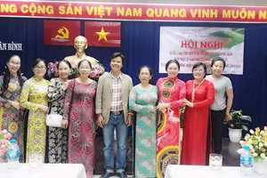 Thạc sĩ - đạo diễn Hoàng Duẩn cùng  đại biểu tham dự tọa đàm giao lưu