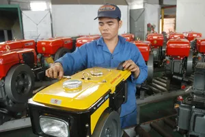 Sản xuất máy nổ xuất khẩu sang ASEAN tại Công ty Vikyno&Vinappro. Ảnh: CAO THĂNG