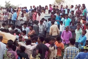 Tàu lửa tông xe buýt chở học sinh, hàng chục người thương vong 