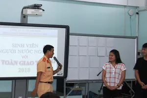 Công an TPHCM phổ biến kiến thức pháp luật về giao thông cho sinh viên nước ngoài đang học  tại Đại học Khoa học Xã hội và Nhân văn TPHCM